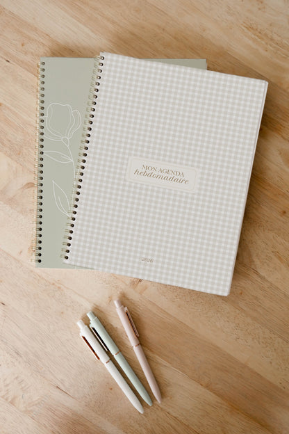 Ensemble agenda daté 2026 & crayons