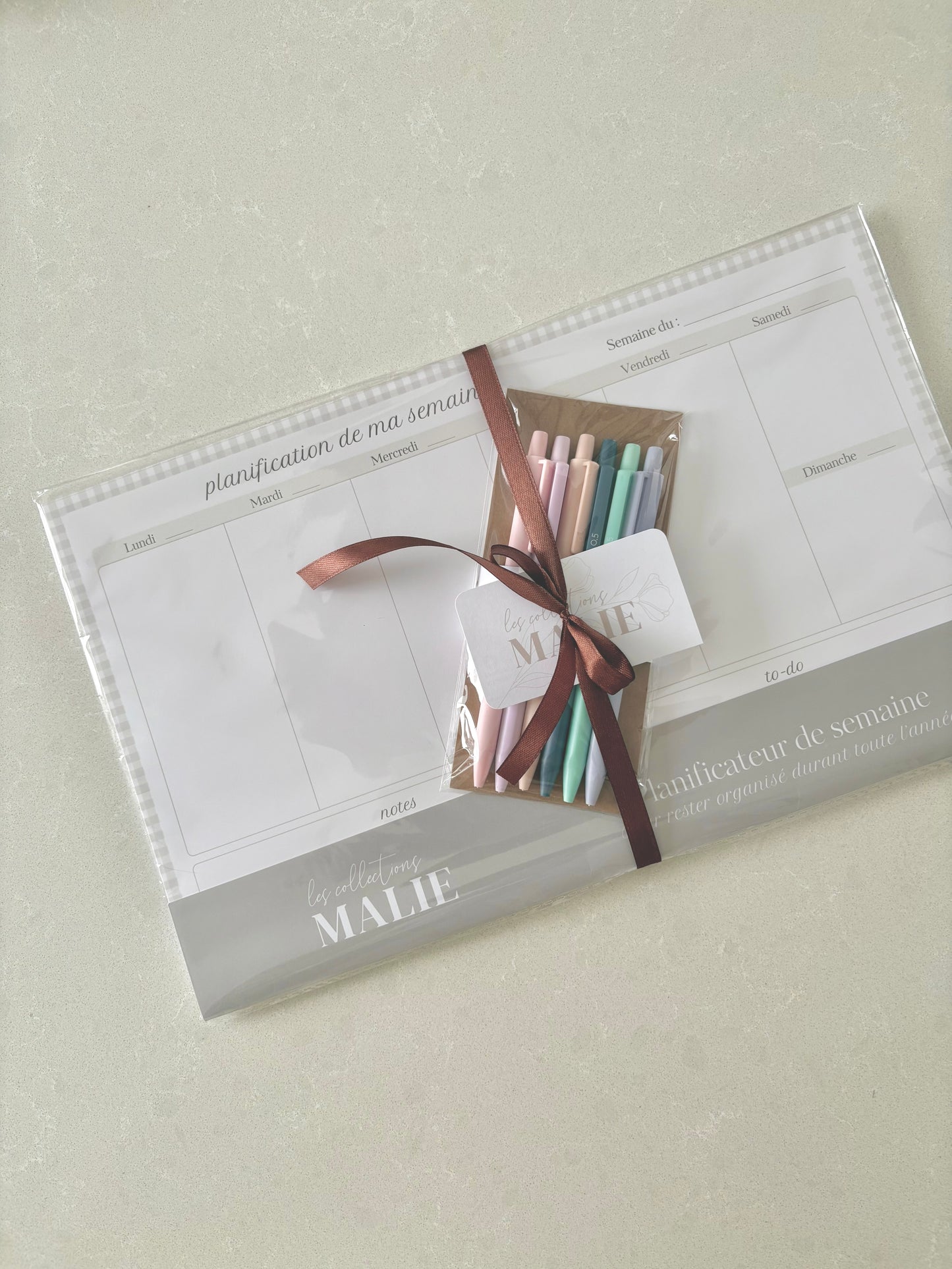 Ensemble planificateur de semaine & crayons