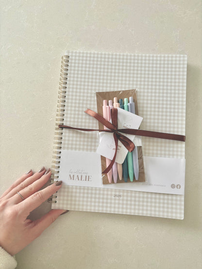 Ensemble agenda daté 2026 & crayons